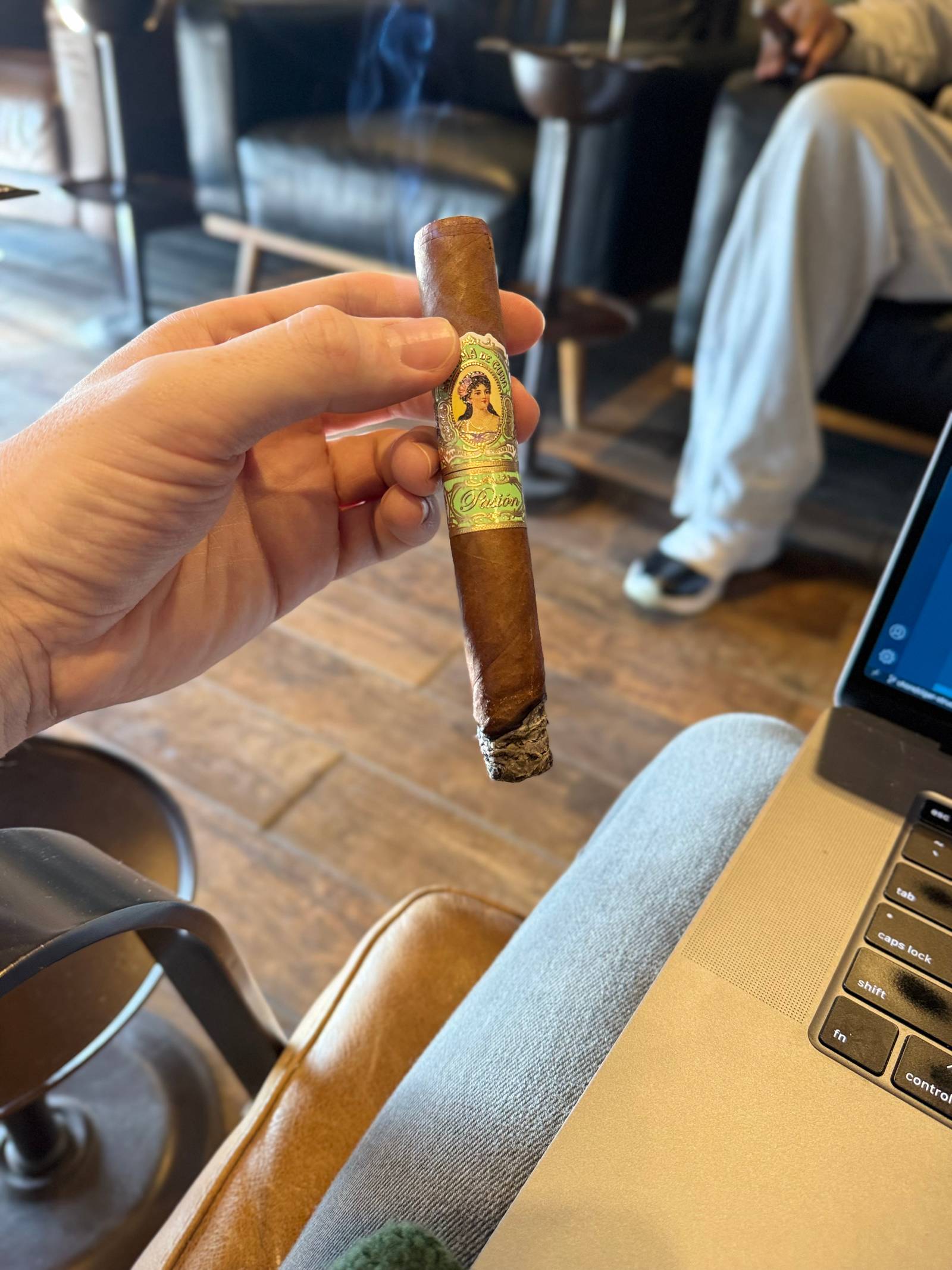 Photo 3 of 5 for Ashton La Aroma de Cuba Pasión Marveloso Maduro 6" * 52, reviewed on Jan 3, 2025 and given a rating of 7.1.