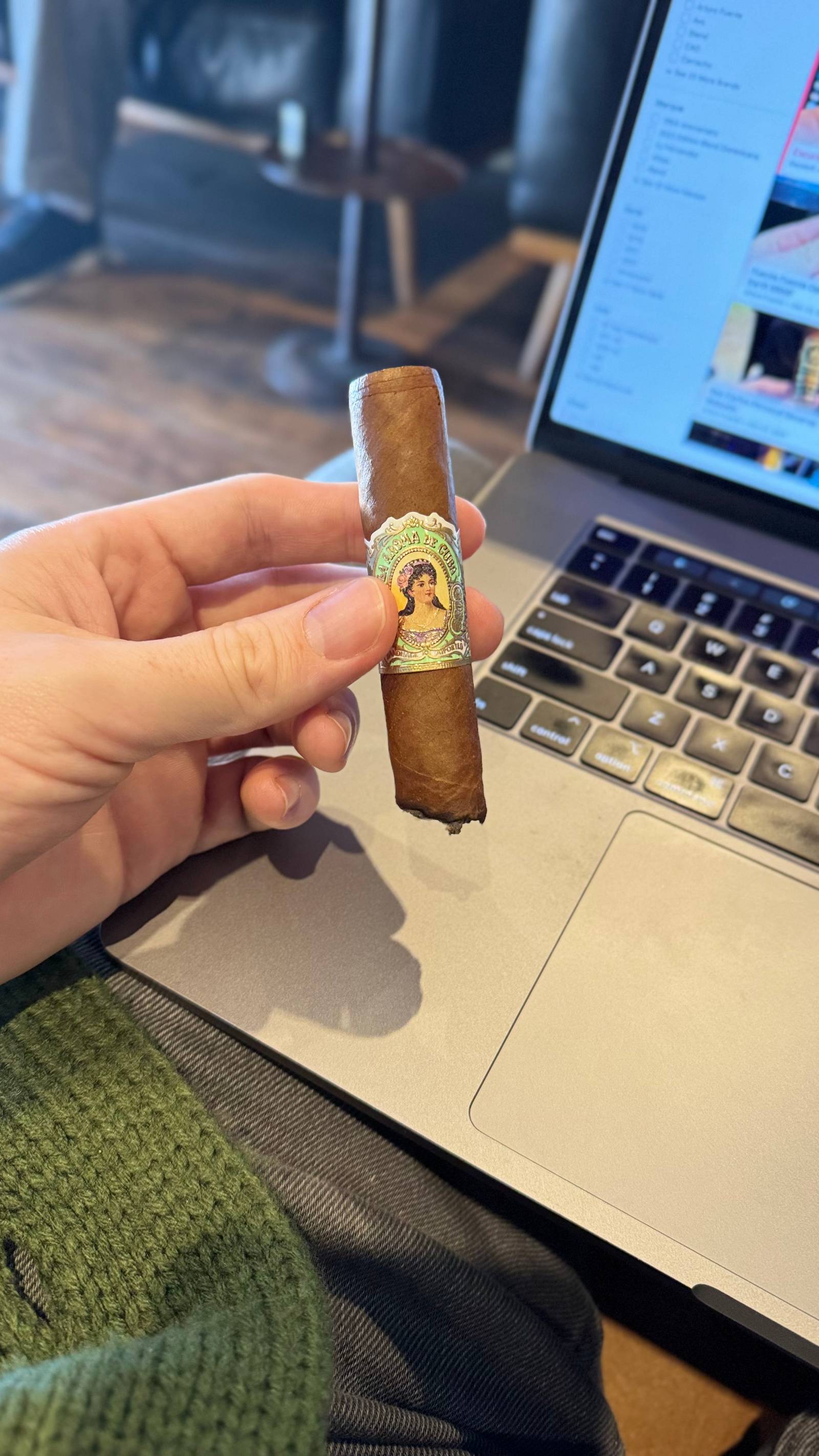 Photo 4 of 5 for Ashton La Aroma de Cuba Pasión Marveloso Maduro 6" * 52, reviewed on Jan 3, 2025 and given a rating of 7.1.